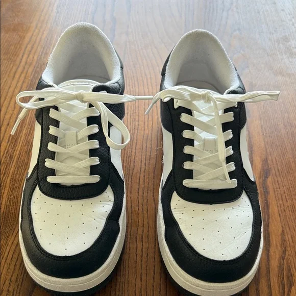 ALO Yoga Black and White Sneakers- Great condition - Picture 2 of 14